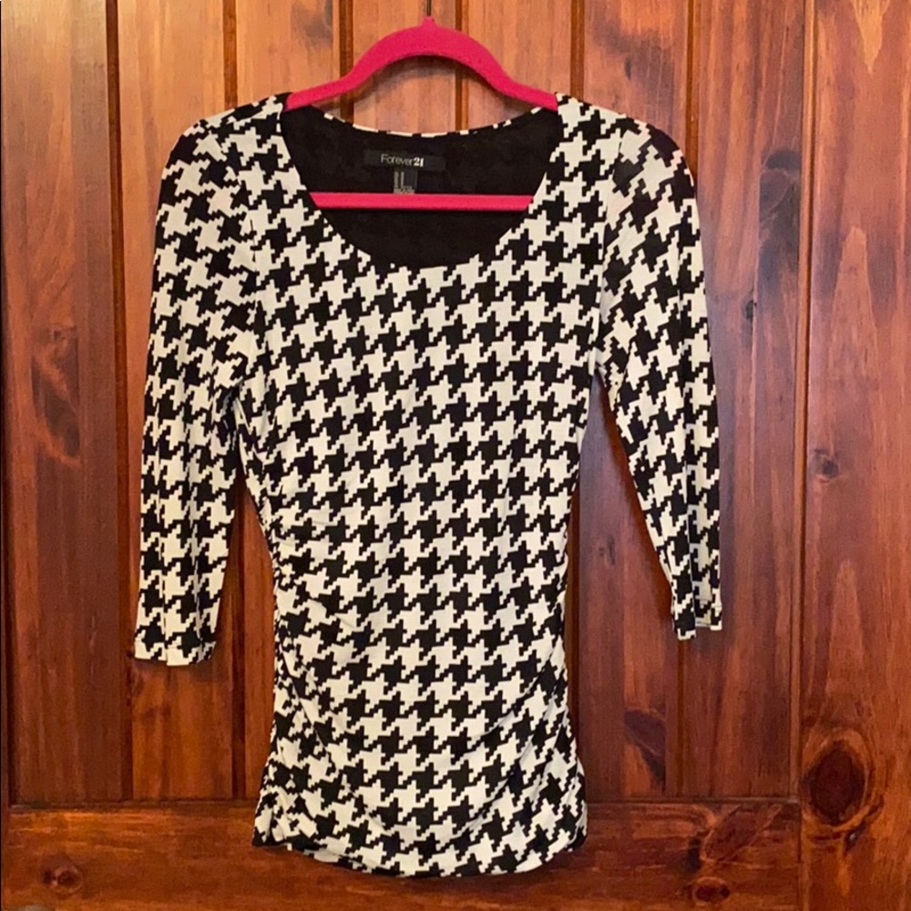 Quarter-sleeve blouse